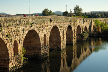 Puente romano de Mérida sobre el río Guadiana al atardecer.