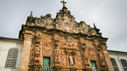 Fachada de igreja barroca antiga em Salvador na Bahia
