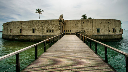 Forte antigo no meio do mar e trapiche de madeira em Salvador, na Bahia