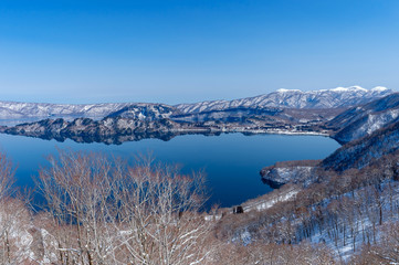 【青森県十和田湖】初春の十和田湖：紫明亭展望台から望む十和田湖