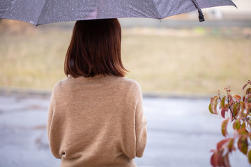 傘をさす女性　umbrella