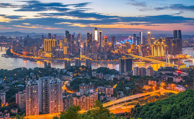 Obraz premium Nocny widok na architekturę Chongqing i panoramę miasta.