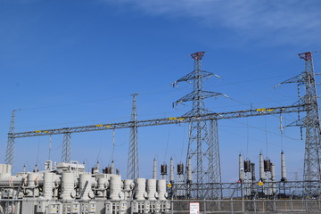 屋外変電設備と送電線