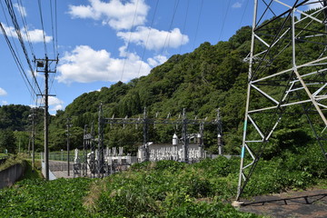 屋外変電設備と送電線