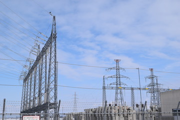 屋外変電設備と送電線
