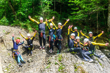 Spass in der Gruppe beim Abenteuersport Canyoning