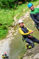Spaß beim Abseilen unter Anleitung des Guides