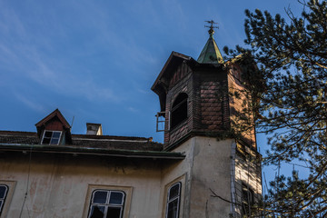 turm von einem verlassenen hotel detail