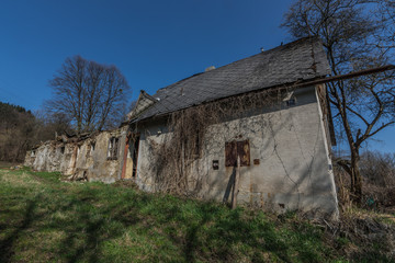 langes haus auf einem bauernhof in der natur
