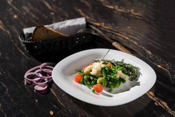garnish of vegetables to hot, beans, broccoli, carrots, green peas