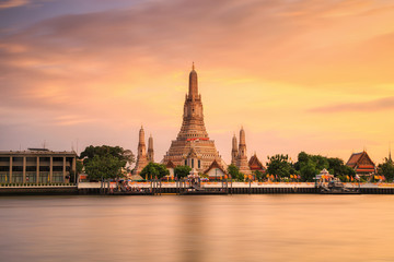 Naklejka premium Piękna świątynia. Świątynia Wat Arun o zachodzie słońca w Bangkoku w Tajlandii. Punkt orientacyjny Tajlandii