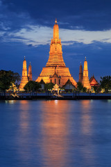Naklejka premium Beautiful temple. Wat Arun Temple at night time in bangkok Thailand. Landmark of Thailand