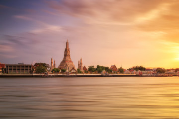 Fototapeta na wymiar Wat Arun Ratchawararam Ratchawaramahawihan at sunset in bangkok Thailand. Landmark of Thailand