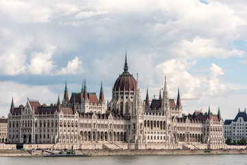 Obraz premium Das Regierungsgebäude Ungarns am Donauufer in Budapest