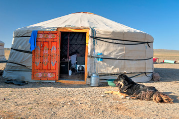 Eine Jurte in einem Nomadenlager in der Steppe der Mongolei