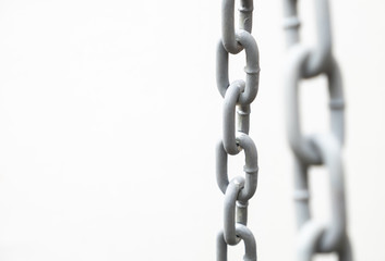 Obraz premium Silver chain on a white background. copy space on left of image.