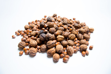 tas de noix et de noisettes