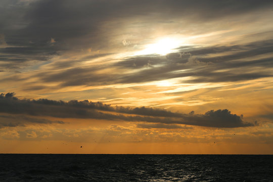 Photo background beautiful sunset on the sea coast