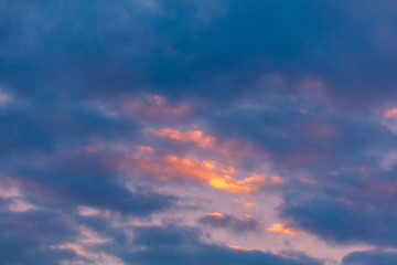 Obraz premium Pink dawn in the sky with clouds
