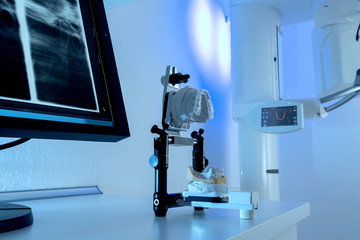 Entlastung der Zahn-Muskel- und Gelenkfunktion durch Aufbisschiene, Anwendung und Programmierung mit Artikulator und 3d Röntgengerät - obrazy, fototapety, plakaty