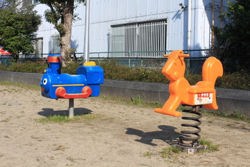 公園のスプリング遊具