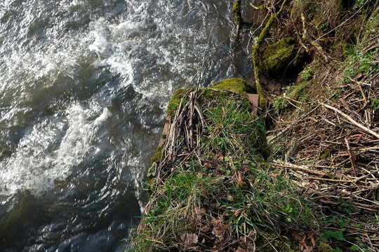 Sch&auml;umendes Wasser der Bega im renaturierten Flussbett im Winter bei Sonnenschein in alter Kulturlandschaft in Lemgo L&uuml;tte bei Detmold in Ostwestfalen-Lippe