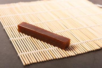 The snack made from hawthorn is cut into pieces