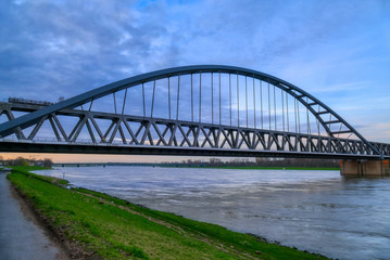 Fototapeta na wymiar Eisenbahnbrücke über den Rhein in Düsseldorf Hamm