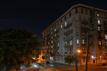Photo de nuit d'un batiment &agrave; Cuba