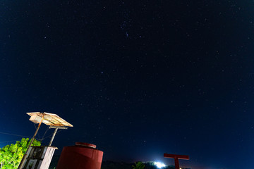 ciel avec des &eacute;toiles la nuit