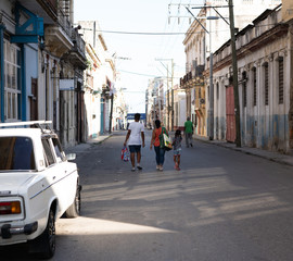 famille partant à la plage à Cuba