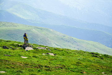 Naklejka premium hiker on the top of mountain