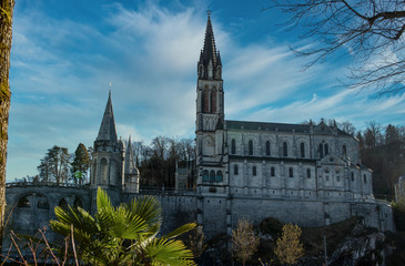 Fototapeta na wymiar View of the basilica of Lourdes in France