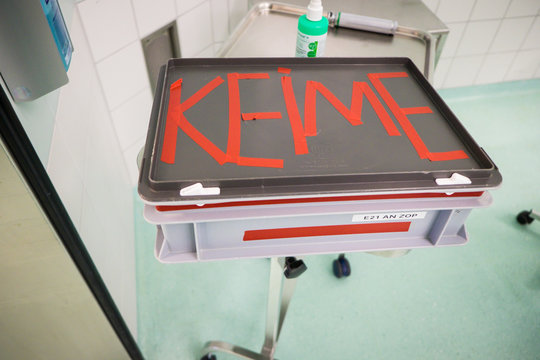 Plastik Beh&auml;lter im Krankenhaus mit der Aufschrift Keime