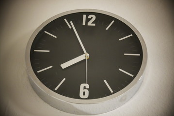 round wall clock