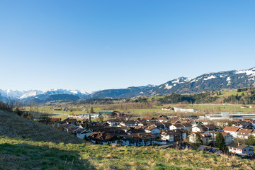 Naklejka premium Blick über Altstädten bei Sonthofen auf die Berge. Die Region im Allgäu ist ein beliebtes Ziel von Urlaubern, die sich in den Alpen erholen möchten oder die sportliche Herausforderung suchen.