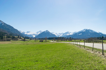 Die Straße führt nach Oberstdorf im Allgäu. Die Allgäuer Hochalpen sind charakteristisch für das Oberallgäu. 