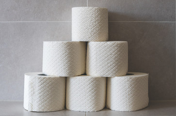 Klopapier als Luxusgut in Zeiten von Corona-Klopapierrollen als Pyramide aufgestellt im Badezimmer