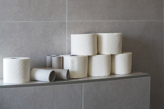 Klopapier als Luxusgut in Zeiten von Corona-volle und leere Klopapierrollen im Badezimmer