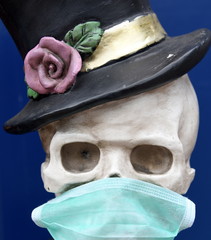 Corona-Party: Totenkopf mit Gesichtsmaske und Partyhut