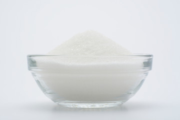 Azúcar blanco en un bol de cristal