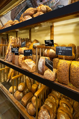 mueble de panadería lleno de pan