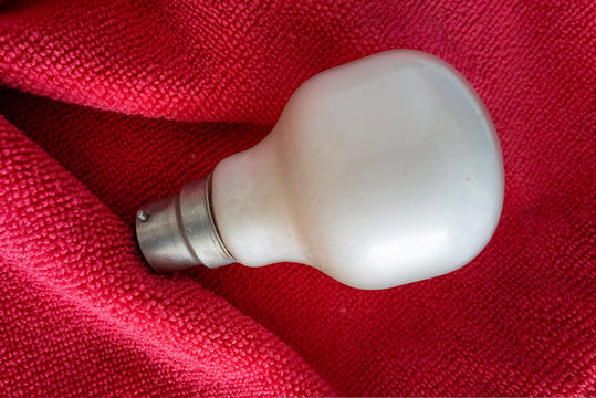 ampoule B22 sur tissus rouge