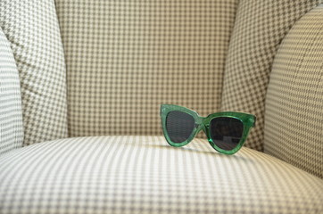 Zielone okulary na fotelu © Arkadiusz