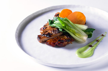 Maiale stufato con pak choi e wasabi