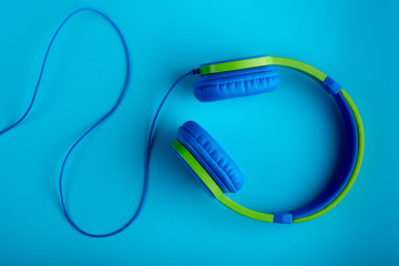 auriculares azules i verdes sobre un fondo azul