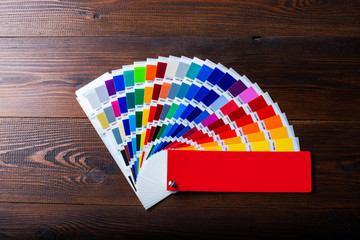 carta de colores sobre un fondo de madera