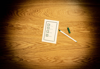 Checkliste auf Holzhintzergrund