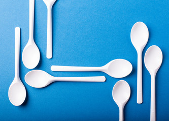 cucharas de plástico sobre un fondo azul