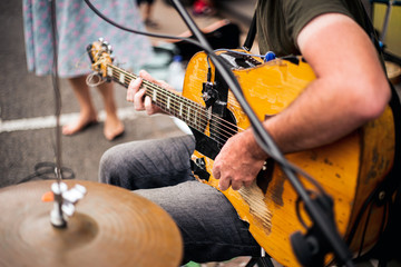 Obraz premium man playing guitar